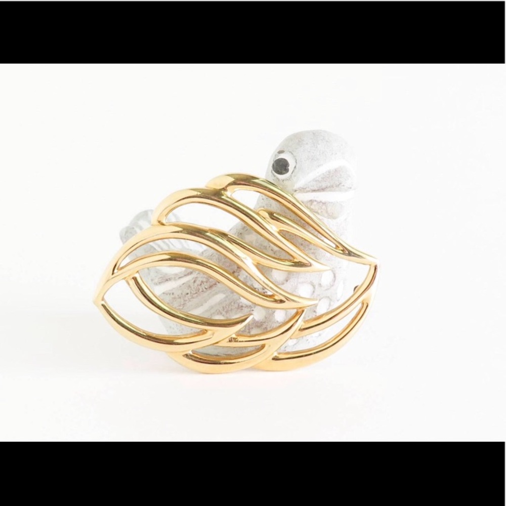 Vintage Monet leaf like brooch